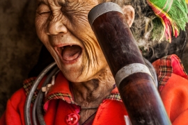Laughing - Bà cụ cầm điếu cày